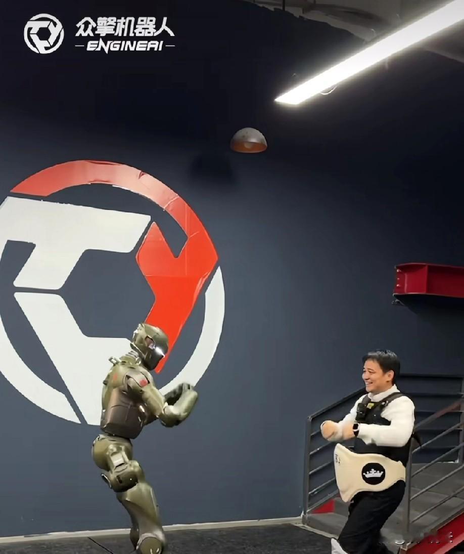 见过老板亲自当“靶子”测产品的吗？众擎刚发布的T800人形机器人，直接一脚把自家