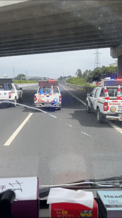 来自于高速公路上的压迫感！网友拍下这样一幕：高速公路上所有车道都被执法车辆占据，