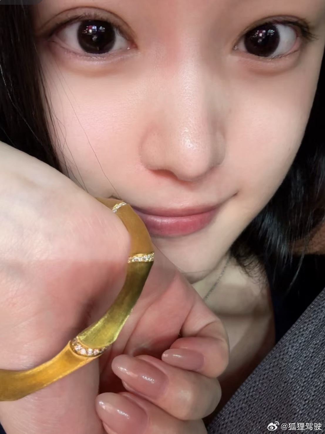 我朋友在这时候花17个买了个黄金竹节手镯是很年轻的款，感觉之前见的款都土土的。发