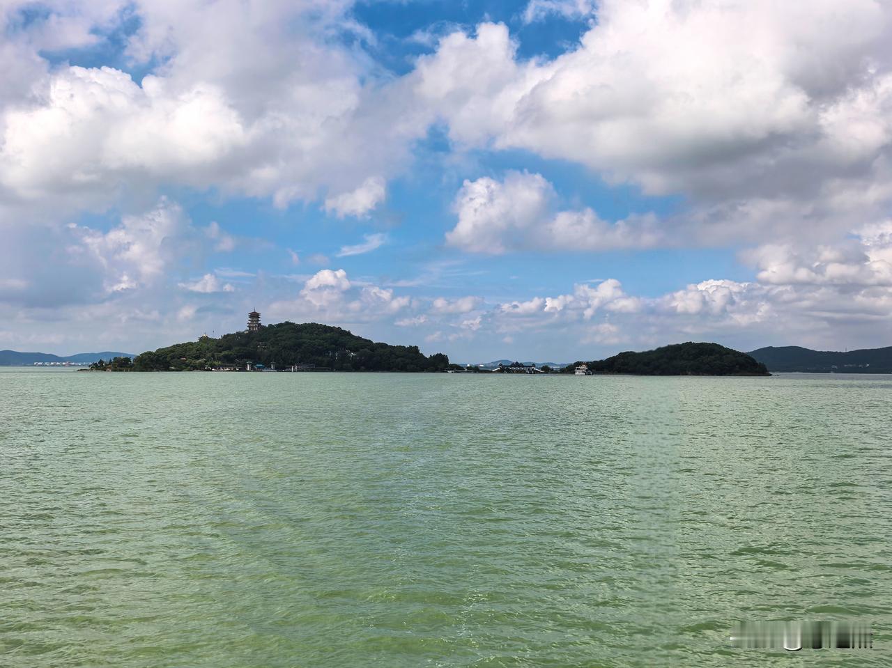 去太湖，鼋头渚绕不开，可名字头一个字就难住了人。弄明白了：鼋，大鳖；渚，水中的陆