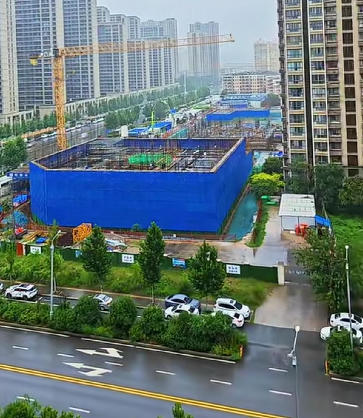咸阳高新彩虹学校终于动工了，目前几座楼都在施工。这座学校与御河宸院同时规划建设，