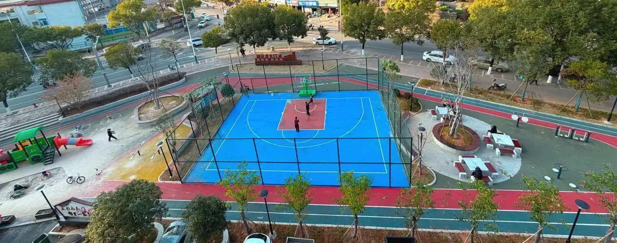 福建永安燕东街道东门社区，傍晚的老旧小区突然变了样——以前出门没地儿遛弯，现在一