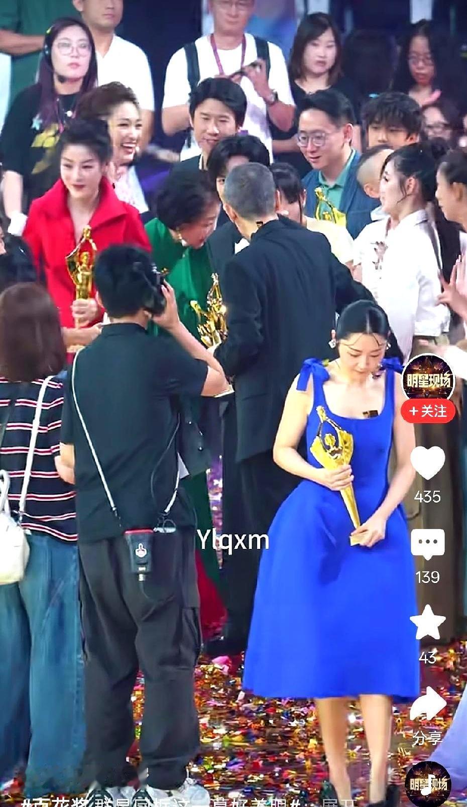 嘴上密密麻麻缝了50多针，换成别的明星早就在热搜上挂三天“敬业通稿”了，可这位刚