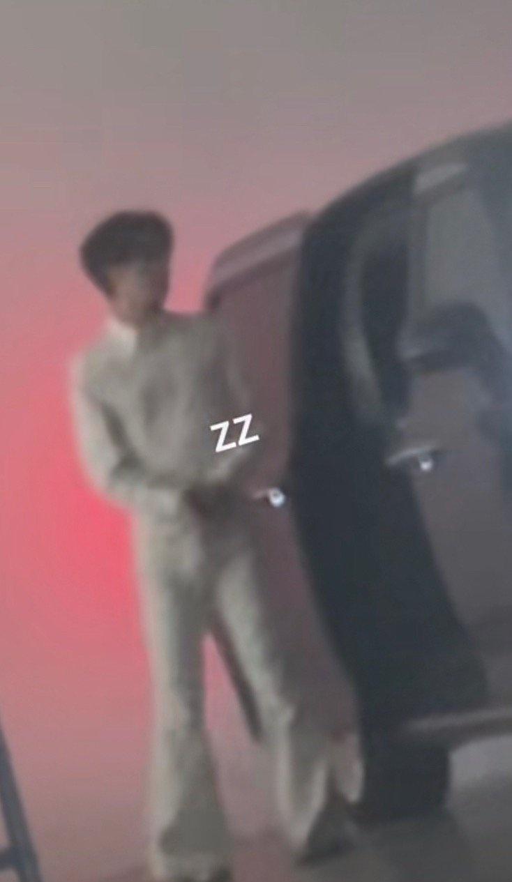 鼻血喷射 穿微喇裤好漂亮啊 ​