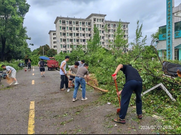 #退伍不退志退役大学生自发清障校园#【 #退役大学生龙卷风后清校园#】“当过兵的