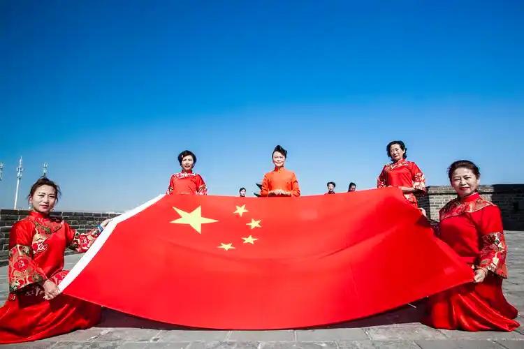 一些外国人一直想不明白，中国地域这么大，方言习俗差别也不少，为什么大多数人依然有
