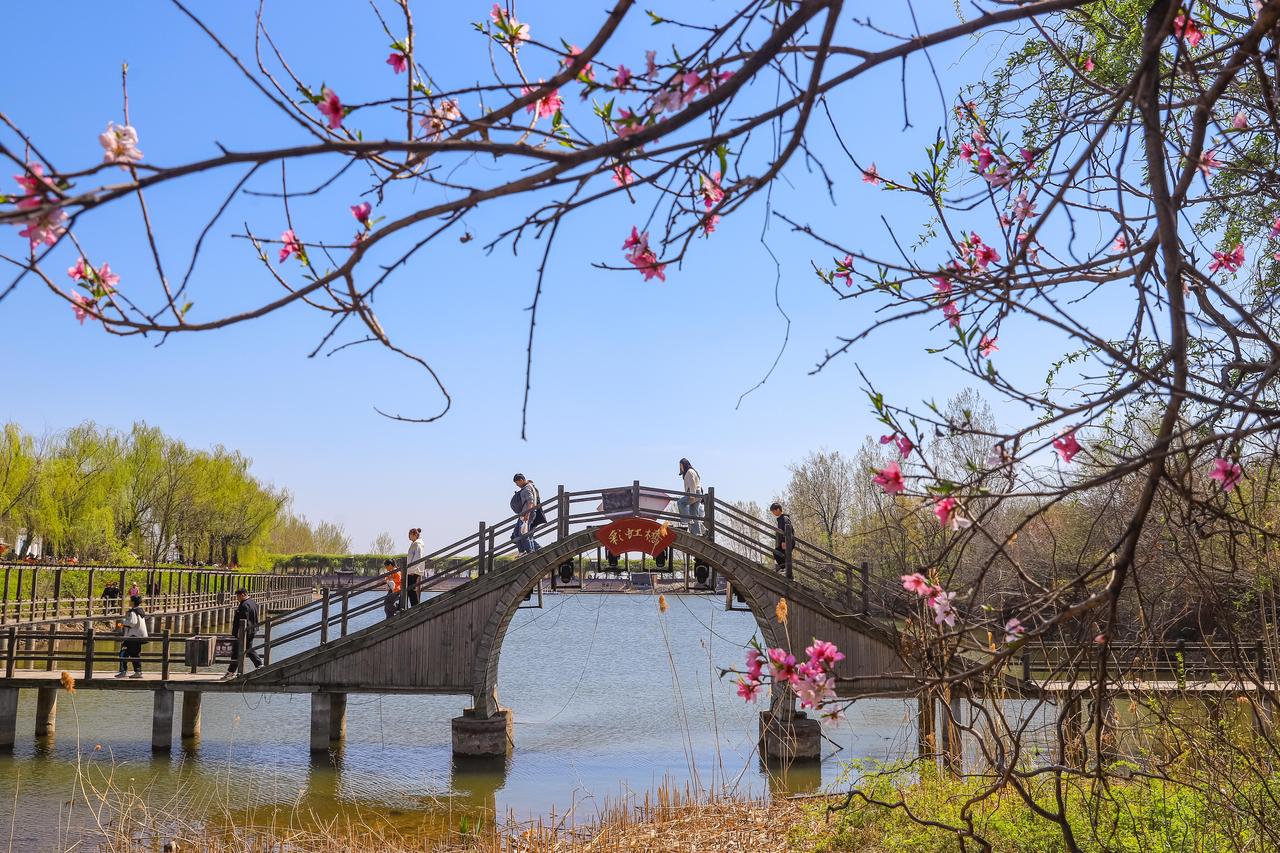 雪，融化了是什么？小时候，我望着窗外皑皑白雪，就思考过这个问题。雪融化后，是春天