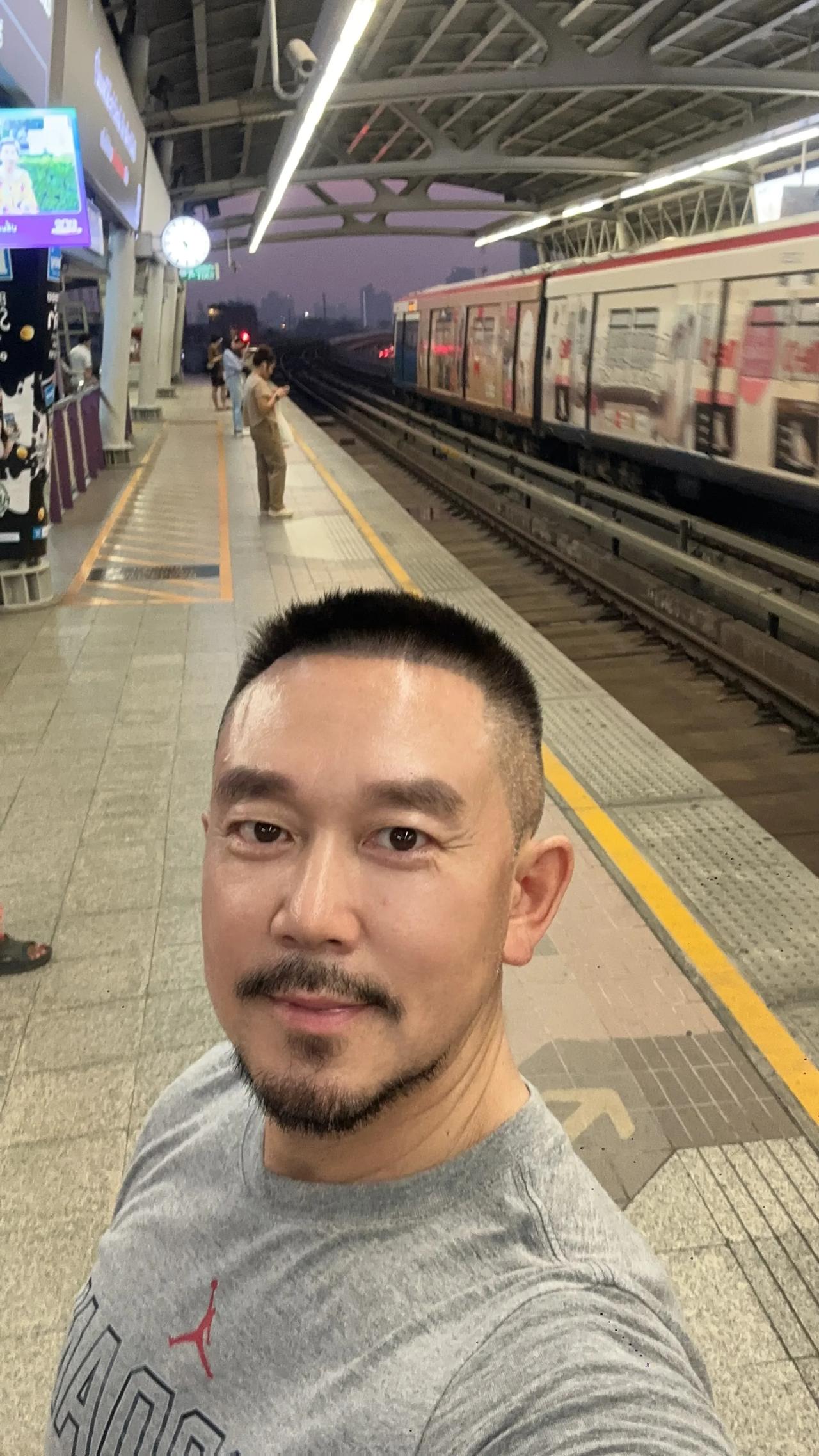 剪了个头，200泰铢！
家附近新开了个24小时超市-福联超市，货比7-11全很多