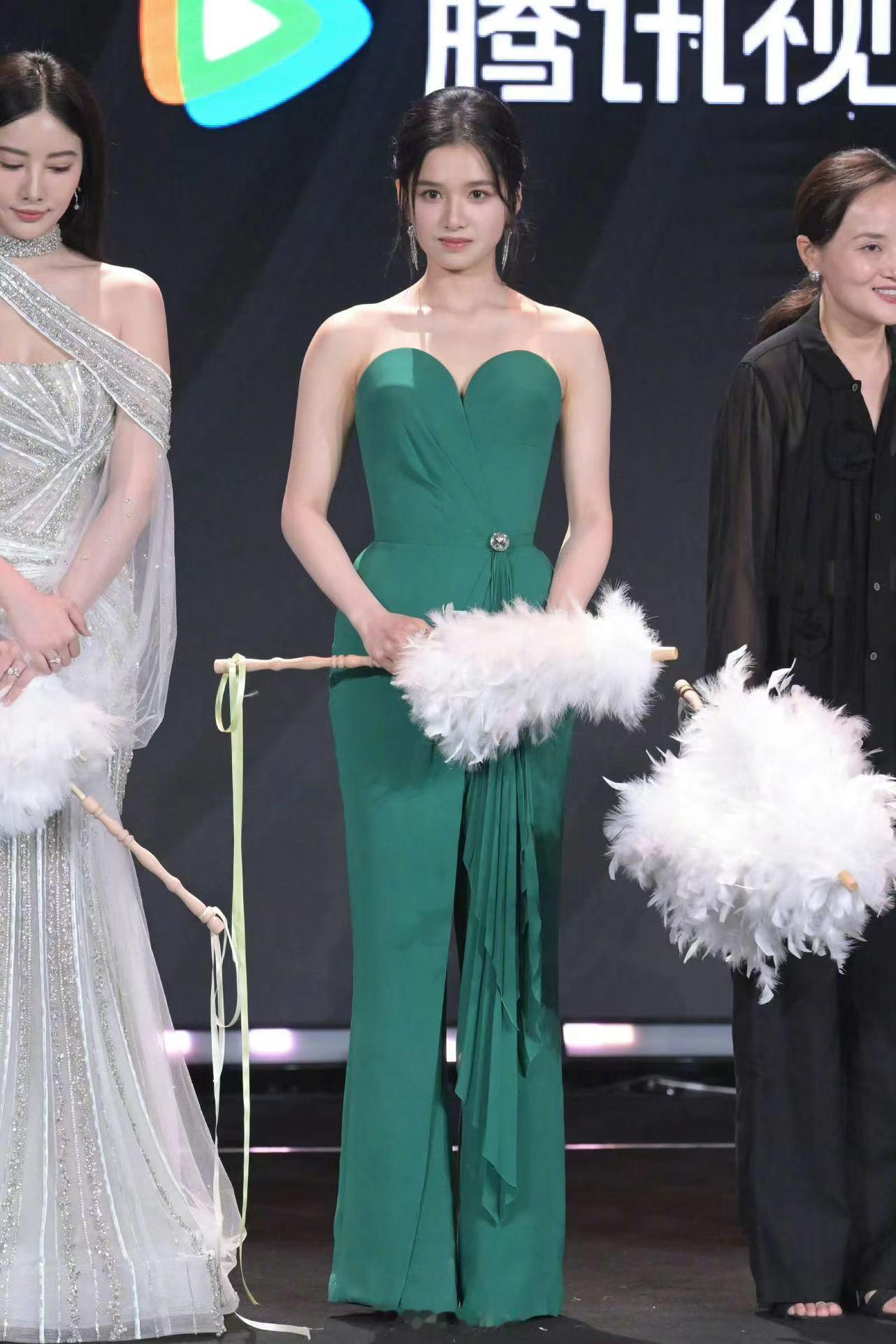 #张婧仪首套高定##张婧仪绿色抹胸连体裤装#张婧仪绿色抹胸连体裤装，哇塞 ​​​