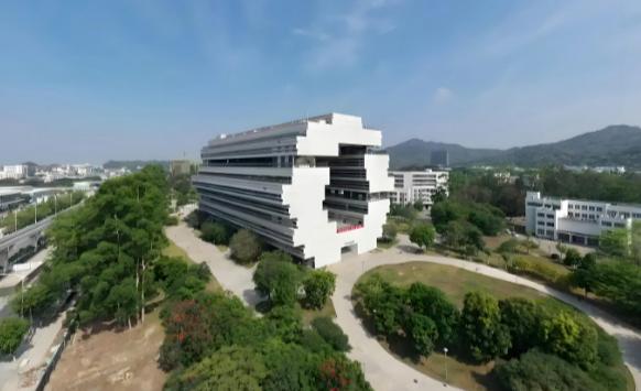 这会影响附近的运势？香港大学的明月楼和汕头医学院的教学楼，风格相似。
实际上不必