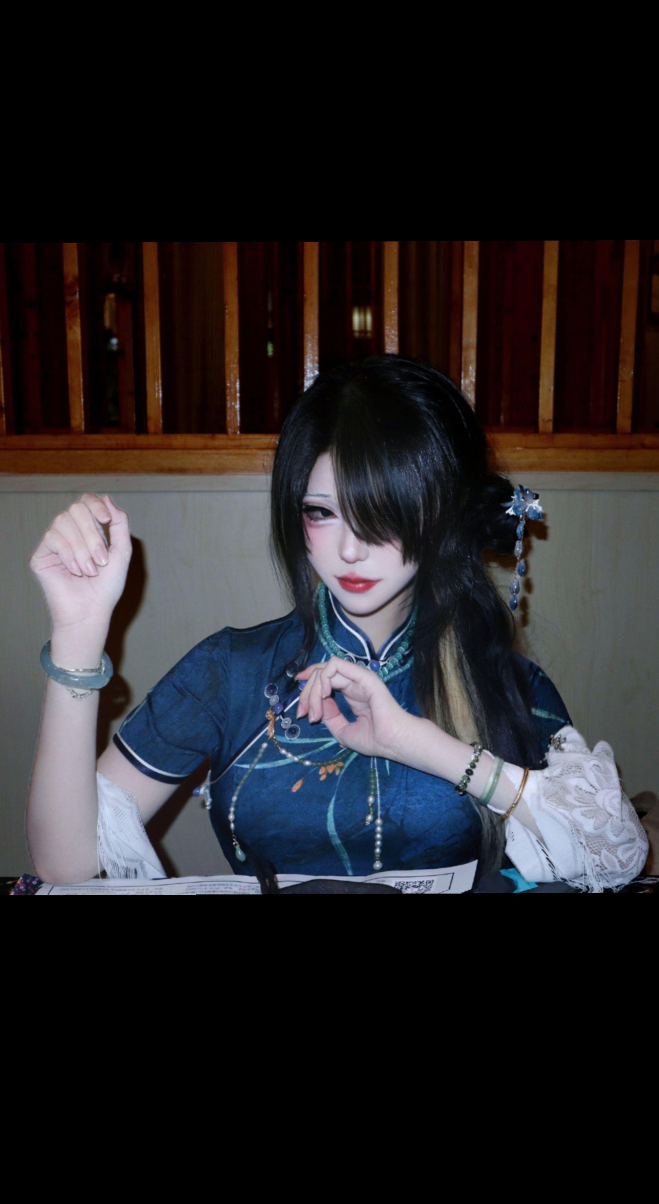 亲爱的，祝我生日快乐❤️。衣服是卿风买的，花也是卿风买的，照片也是卿风...