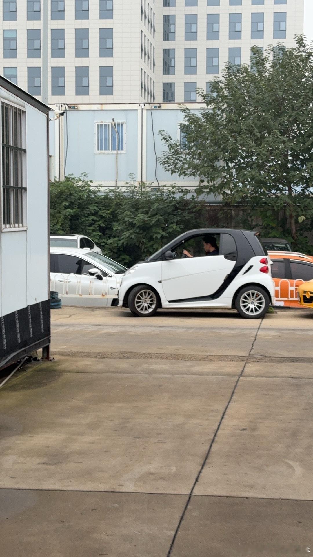 消费降级体现在各个方面应该是从上半年开始像smart这种娱乐性小车市面上的消费能