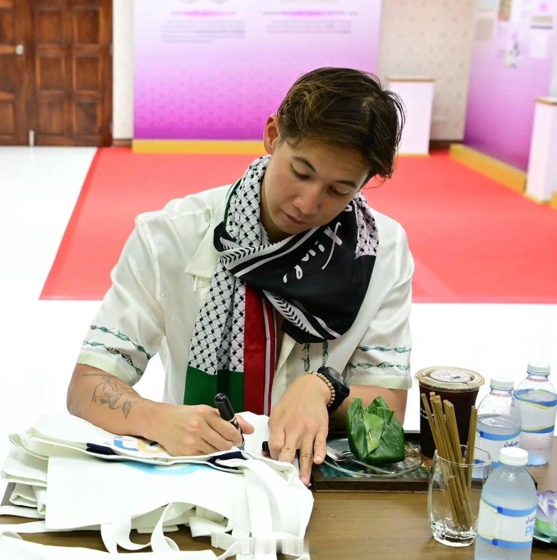 越考古越觉得Psi是个纯粹的人，人品没得说。曾勇敢地在以色列驻泰国大使馆前声援巴