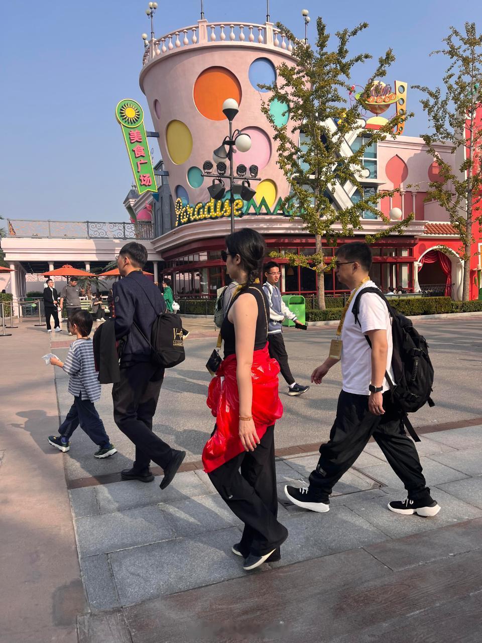 #黄磊孙莉逛环球影城##环球影城偶遇黄磊孙莉##网友环球影城偶遇黄磊孙莉# 网友