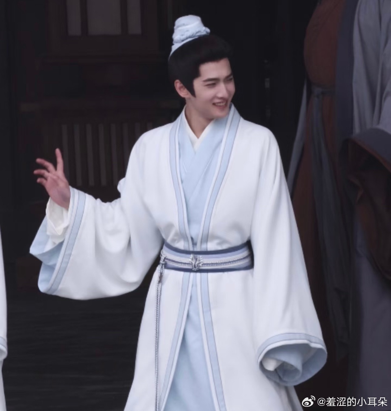 杨洋《不让江山》路透，书院的书生妆造，很清秀啊！ 