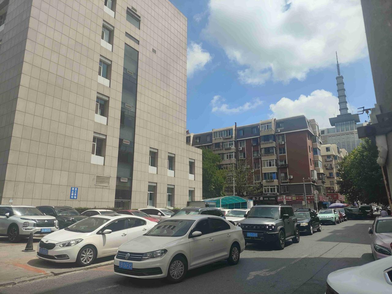 我的今日状态：🥲强颜欢笑
我这里的天气：🌤️多云
     大连街头奇景：皮