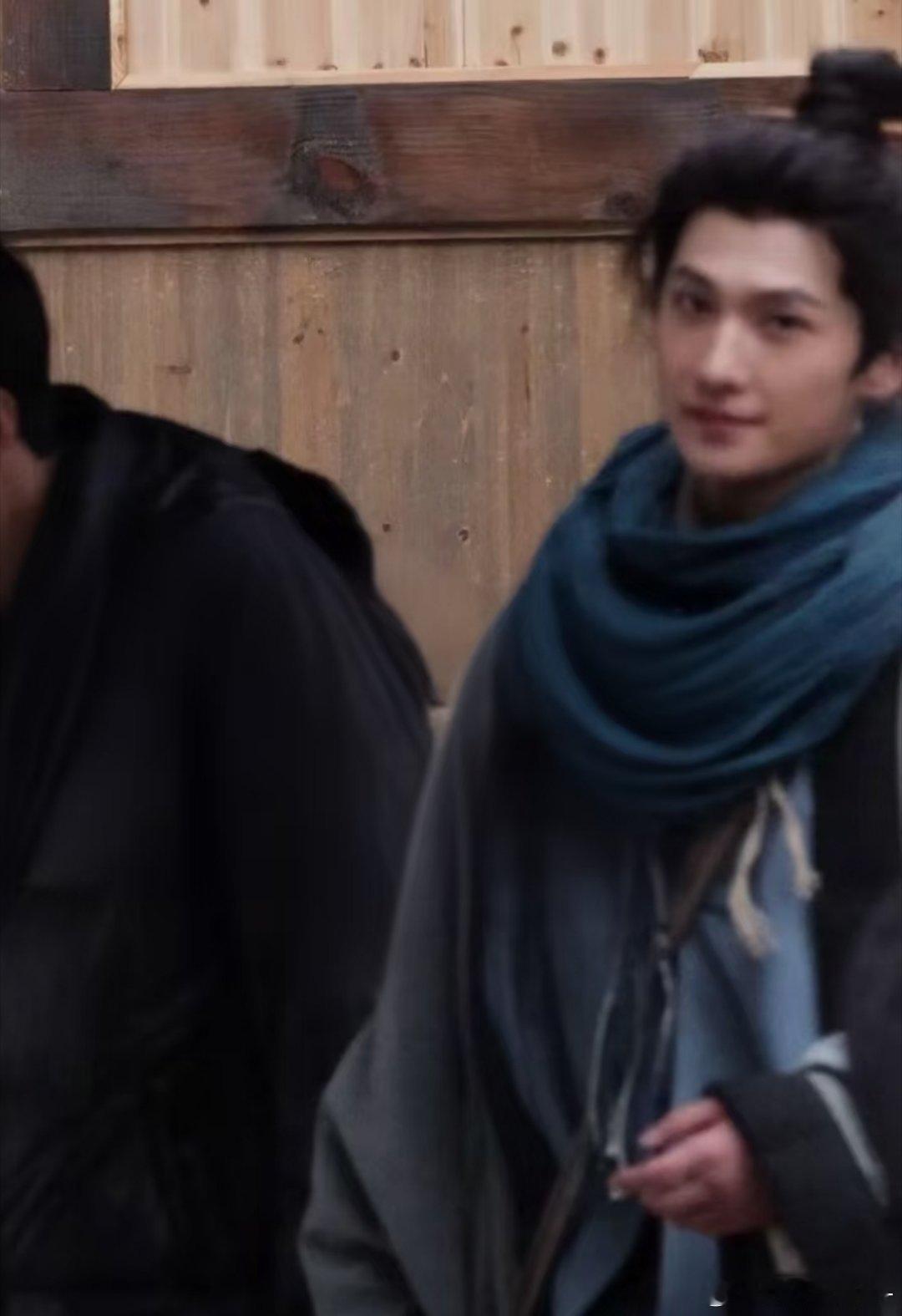 应该是这样一套了，好好的帅哥穿的脏兮兮的杨洋的手好肿