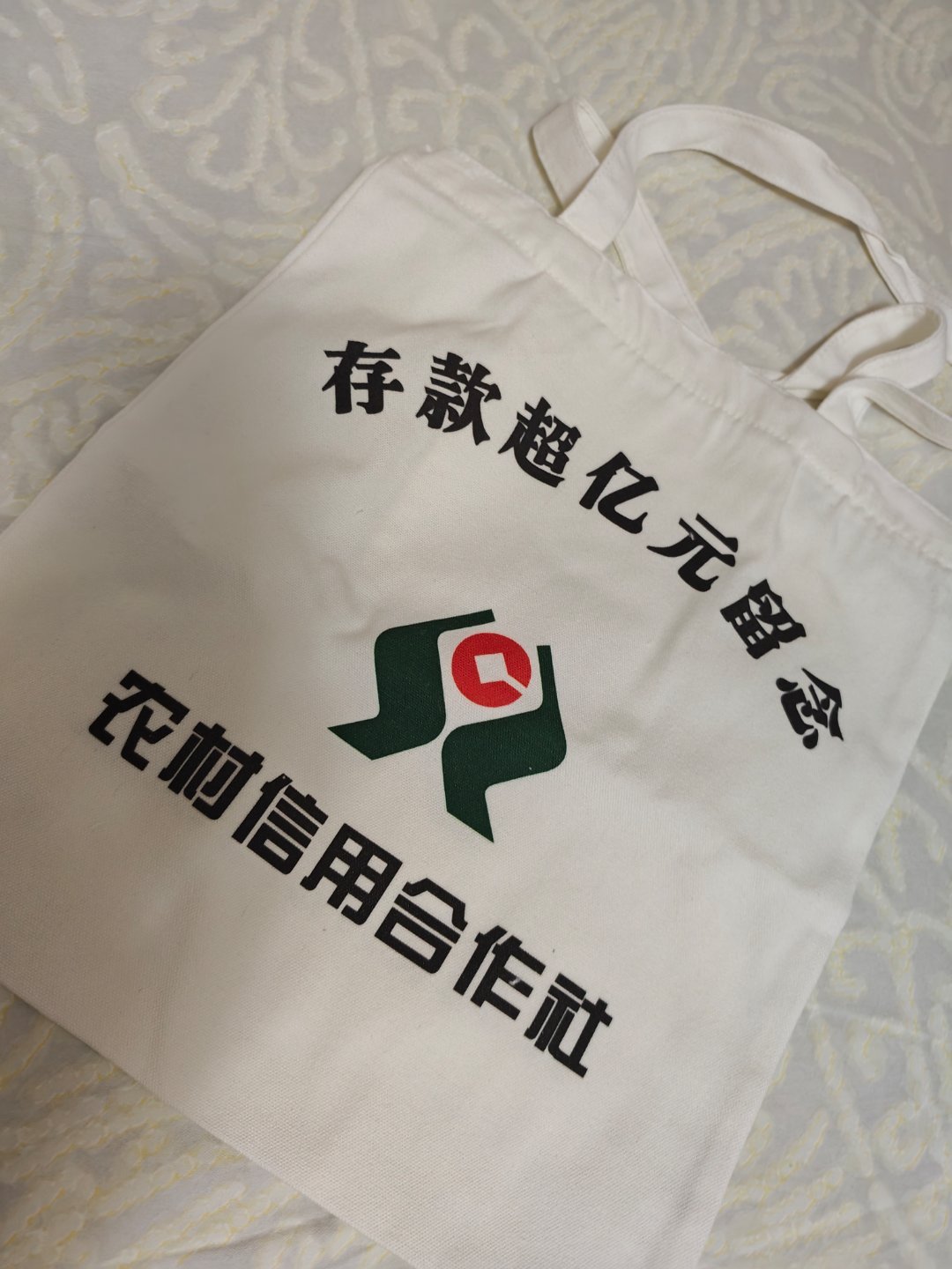 收到了闺蜜送的礼物以后大家对我说话客气点，我可是存款过亿的人