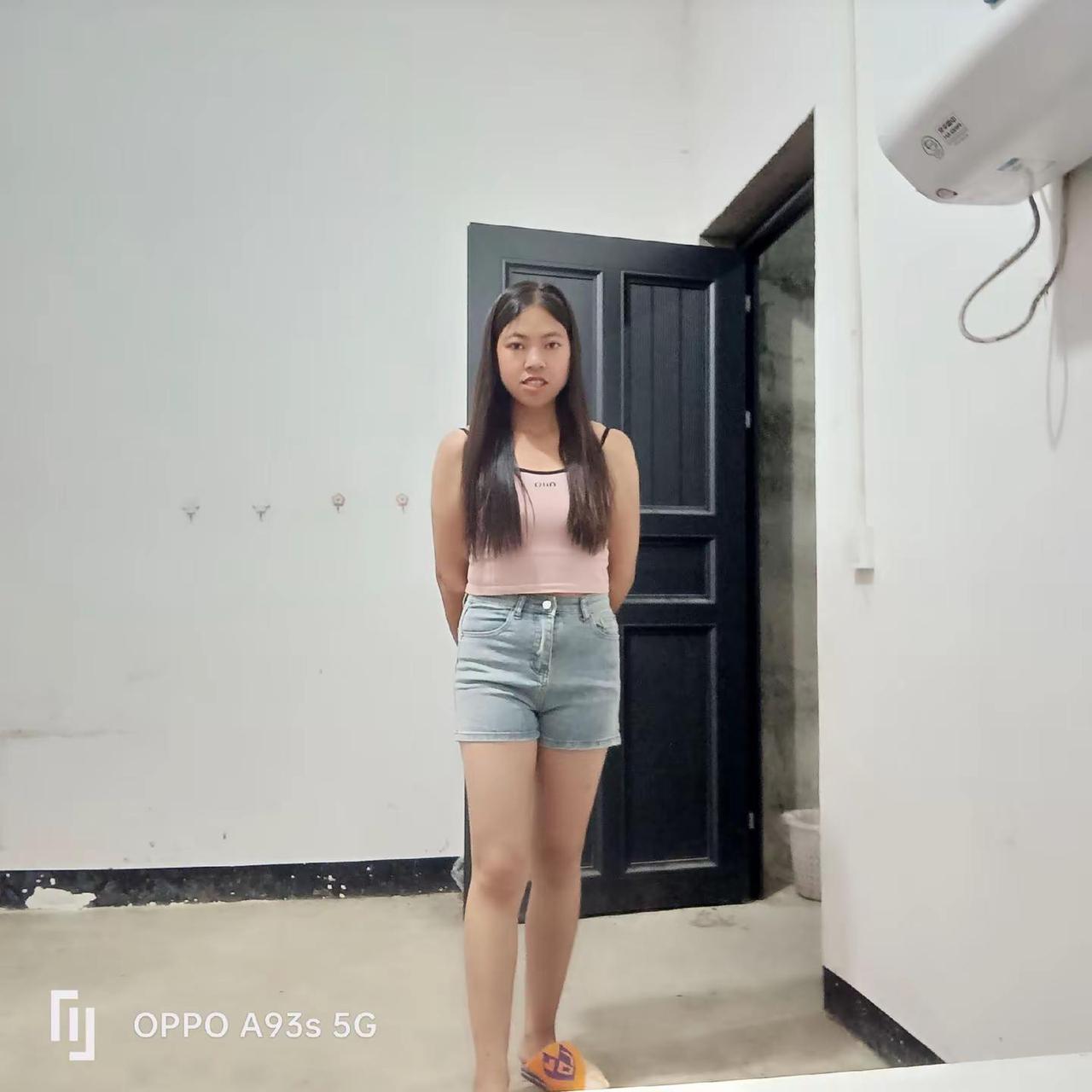 姨妈们，山歌又上头咯超短裤穿搭 粉色上衣搭配白色短裤 吊带背心搭配牛仔短裤 夏季