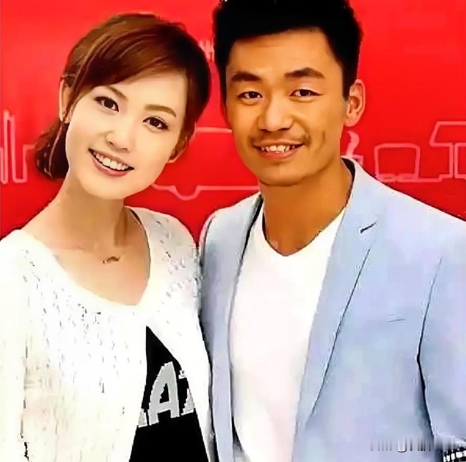 马蓉一个人从国外飞回北京，落地首都机场时那场面可真够冷清的。她把自己裹得严严实实