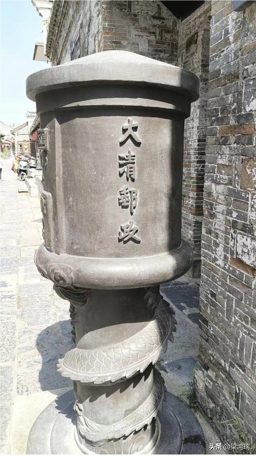 这两张图片展示的是位于安徽肥东长临河古镇的“百年邮政”旧址，其门前的邮筒上清晰刻