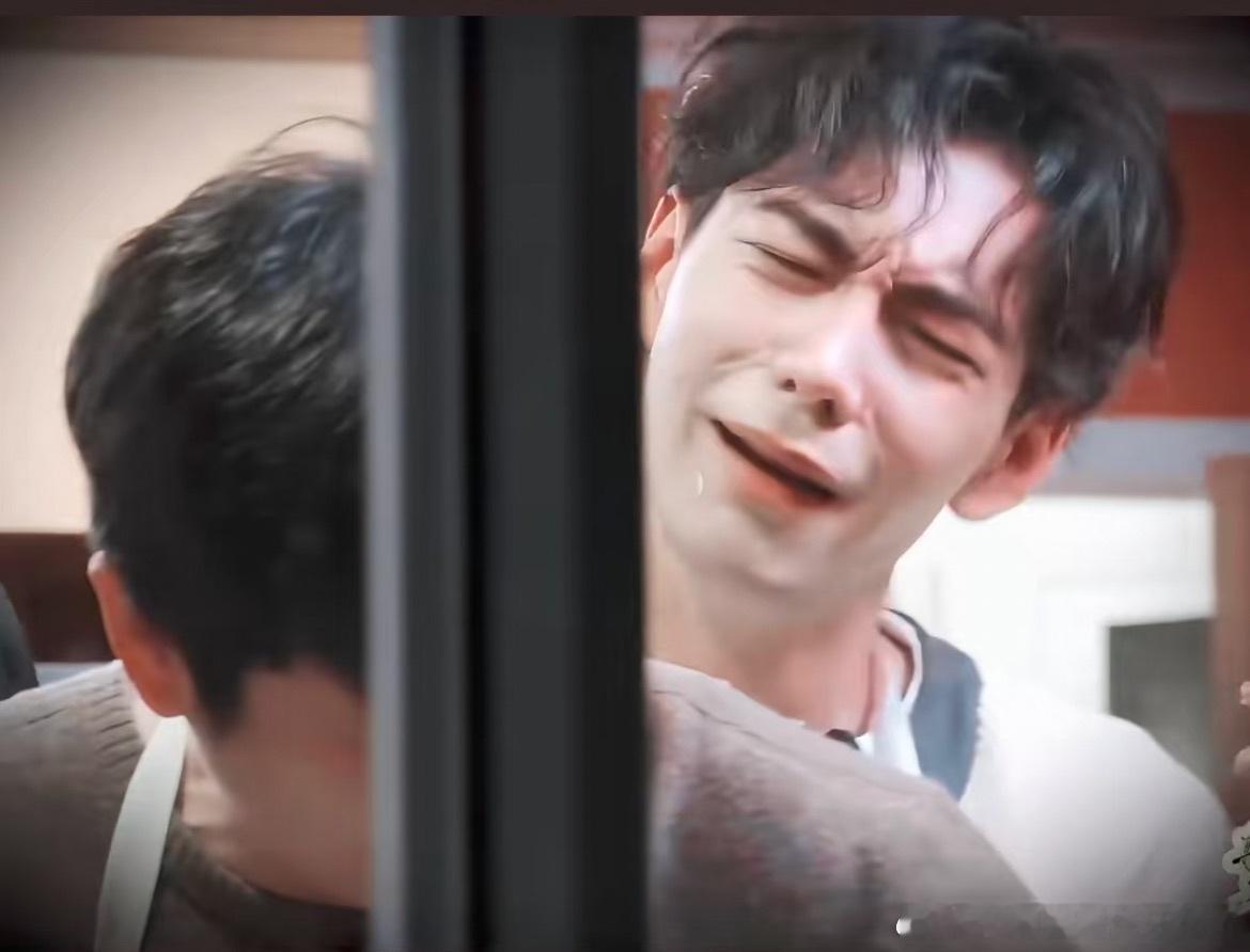 龚俊周也看郭京飞用手抓饭的表情龚俊周也看郭京飞用手抓饭的反应 飞哥这一抓，可能是