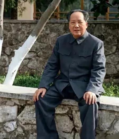 毛主席有个习惯：无论冬夏，睡觉必须开窗，保持空气流通。寒冬夜里，卫士长担心他受凉