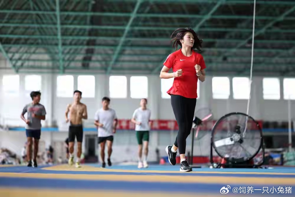 29岁的吴艳妮接受采访：亚运会轻装上阵、全力以赴 
