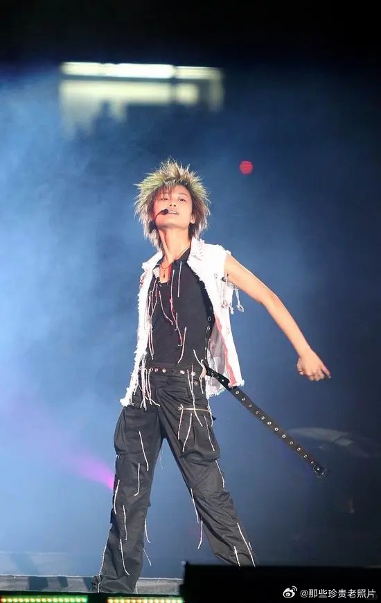 2005超女巡演重庆站的李宇春 