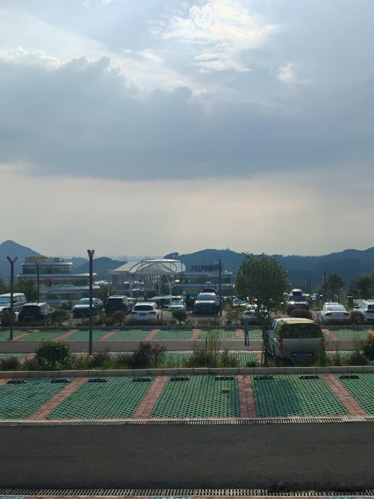 贵州黔南州免费露营地
1、可以免费停车，停车位平整，车位充足
2、有卫生间，24