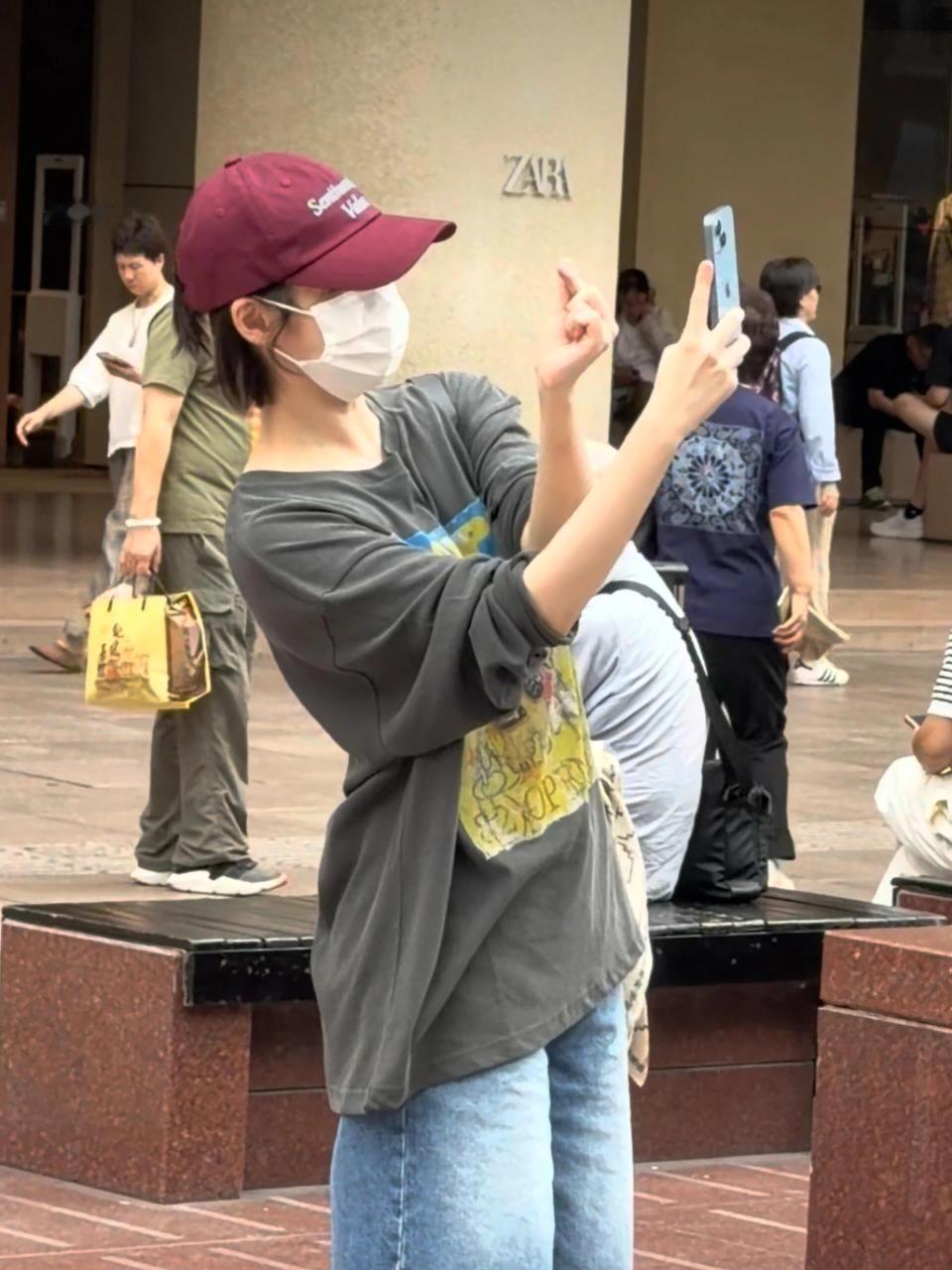 IU回应去上海的诡异穿搭IU解释上海那套“全副武装”穿搭，说当时被要求除行程外不