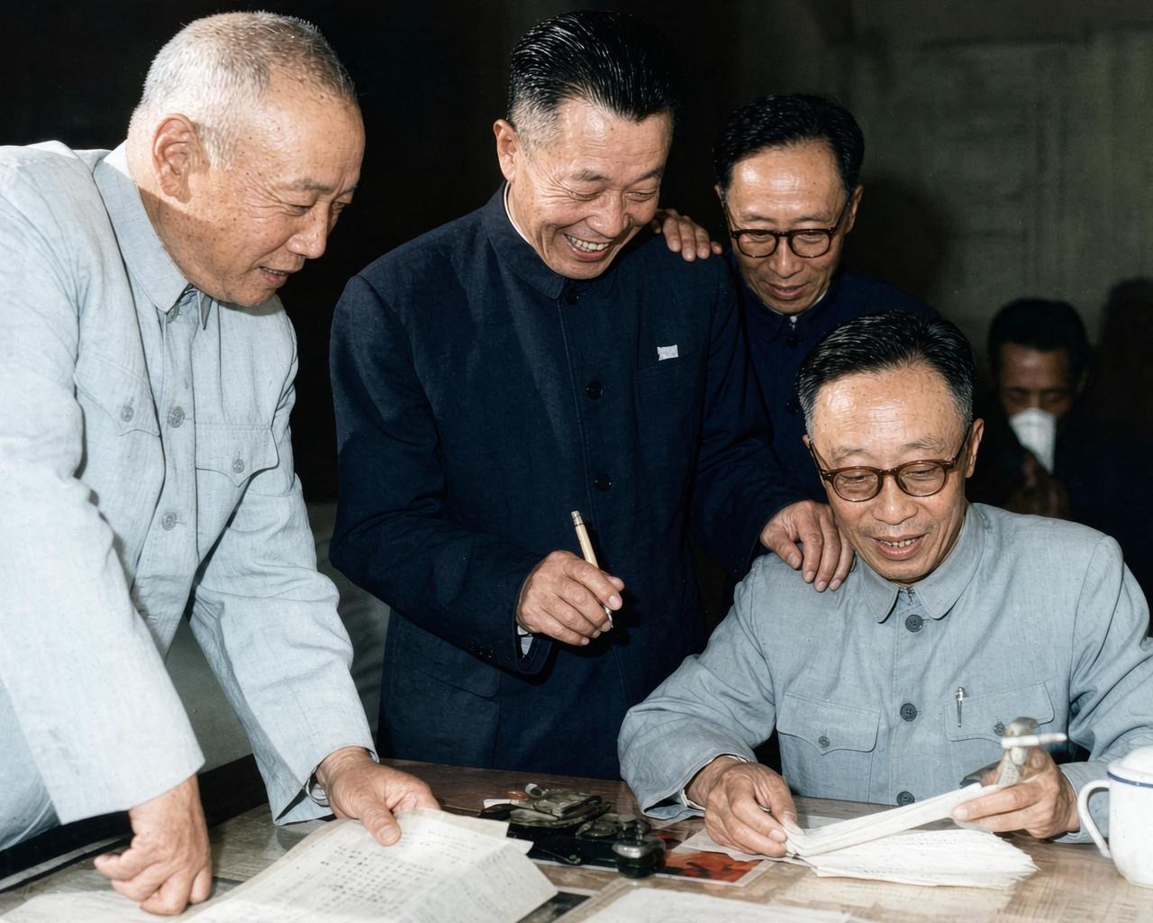 1961年，全国政协文史专员室里，溥仪正伏案执笔书写，溥杰亲昵地将手搭在兄长肩头