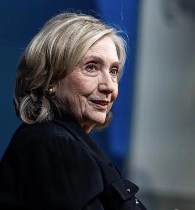 2月14日慕尼黑安全会议上，78岁的希拉里·克林顿高调亮相，一上场就火力全开，全