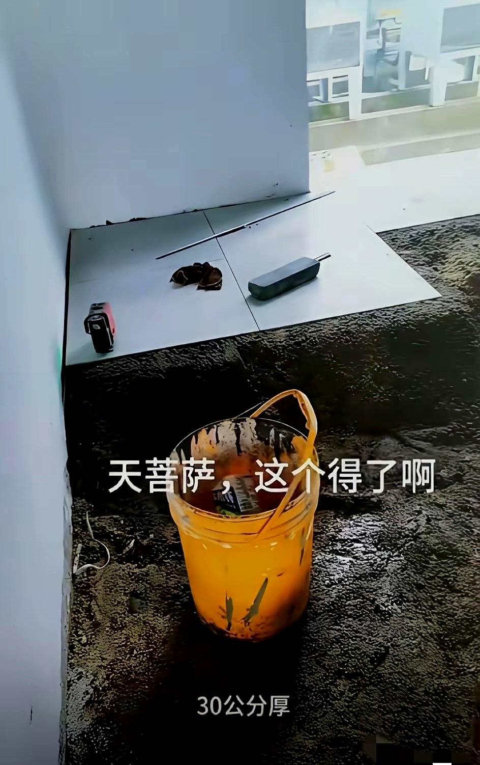 30厘米灰层压垮钱包

老表盯着新铺的地面，脚一踩陷进半只鞋。

装修师傅把找平