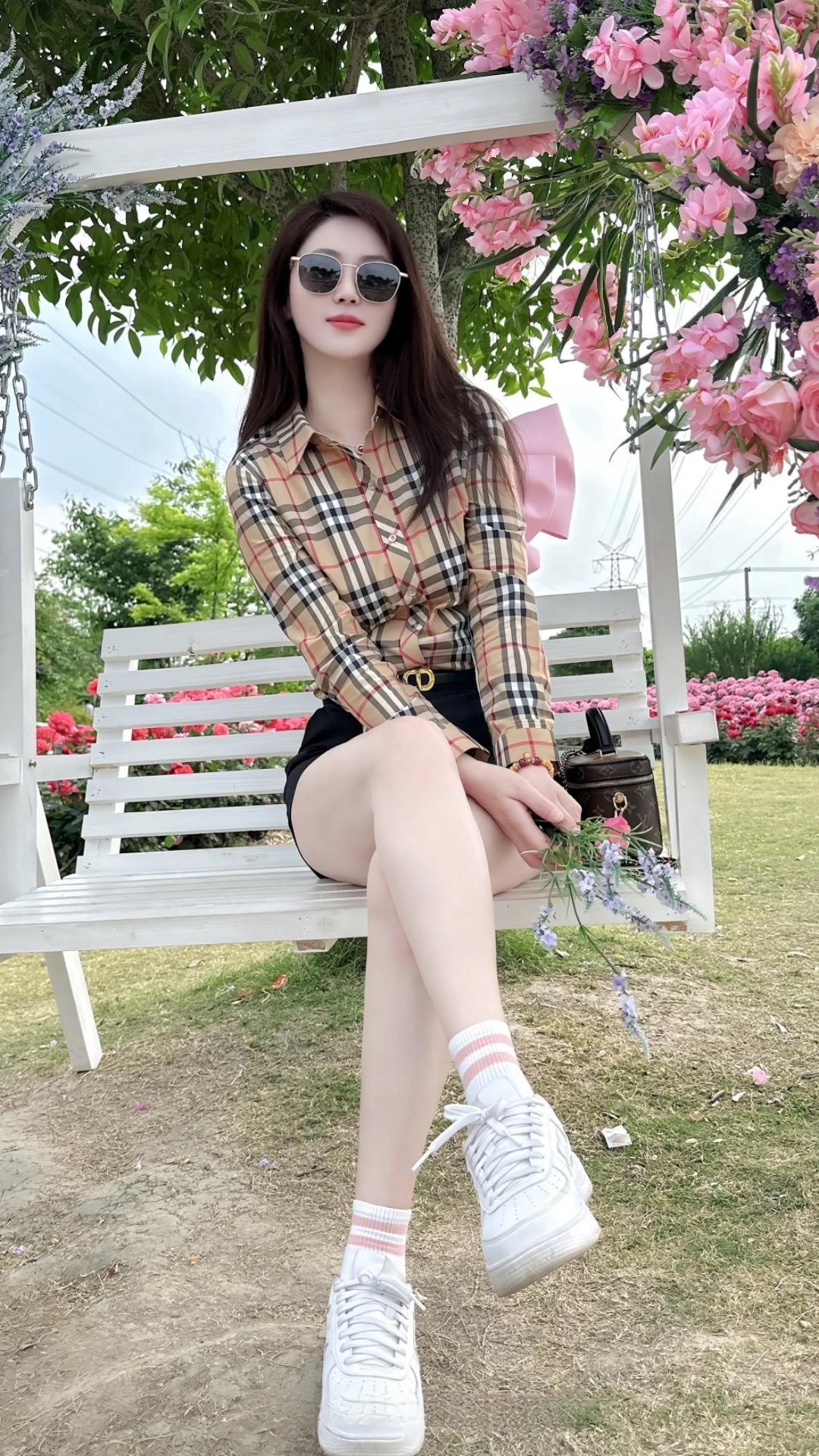 把烦恼留给昨天，期许交给明天， 用心享受属于自己的今天！有哪些美女让人过目难忘？