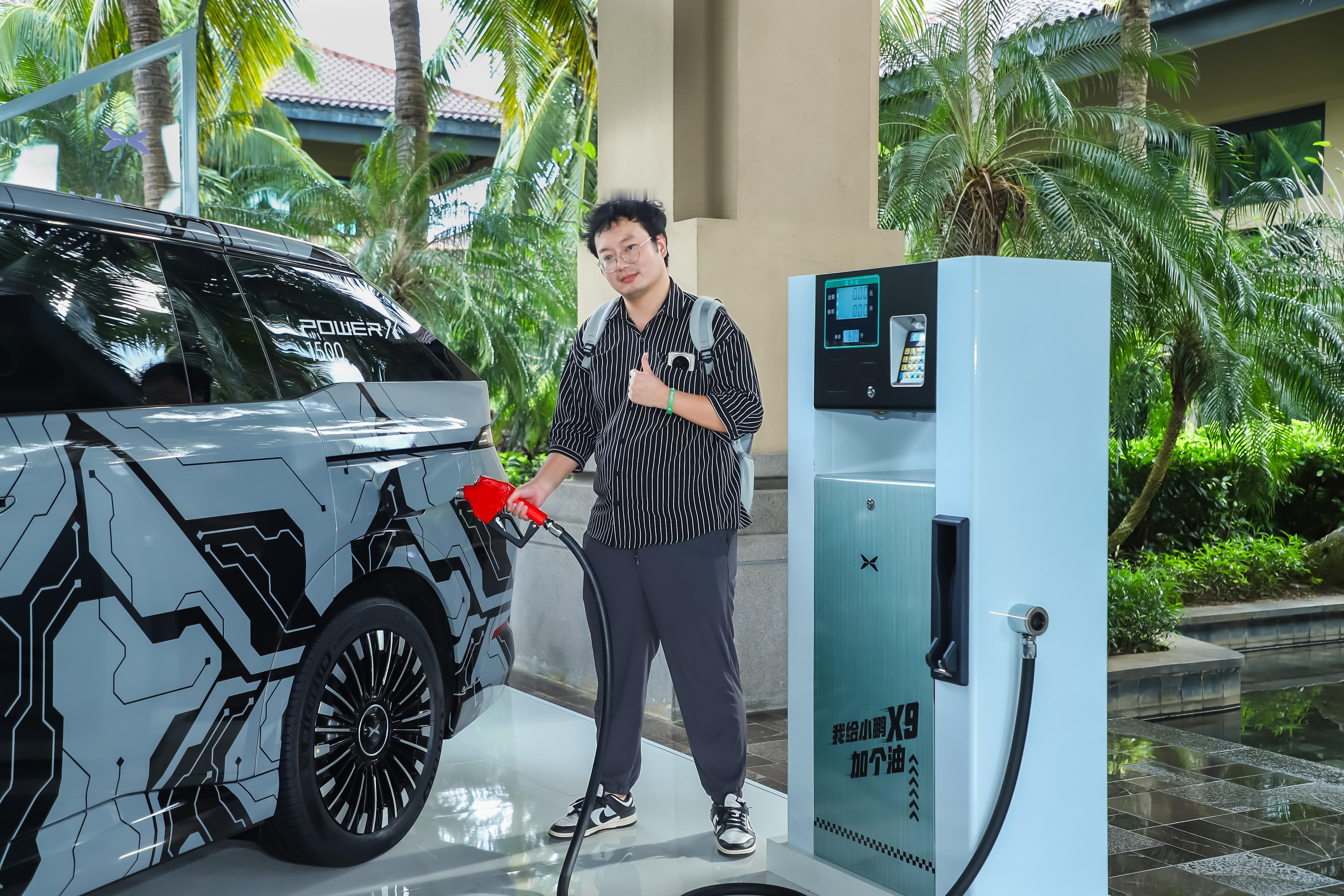 新能源时代，试驾活动放一个加油枪，还是蛮少见的。毕竟这次小鹏X9的增程版是为数不