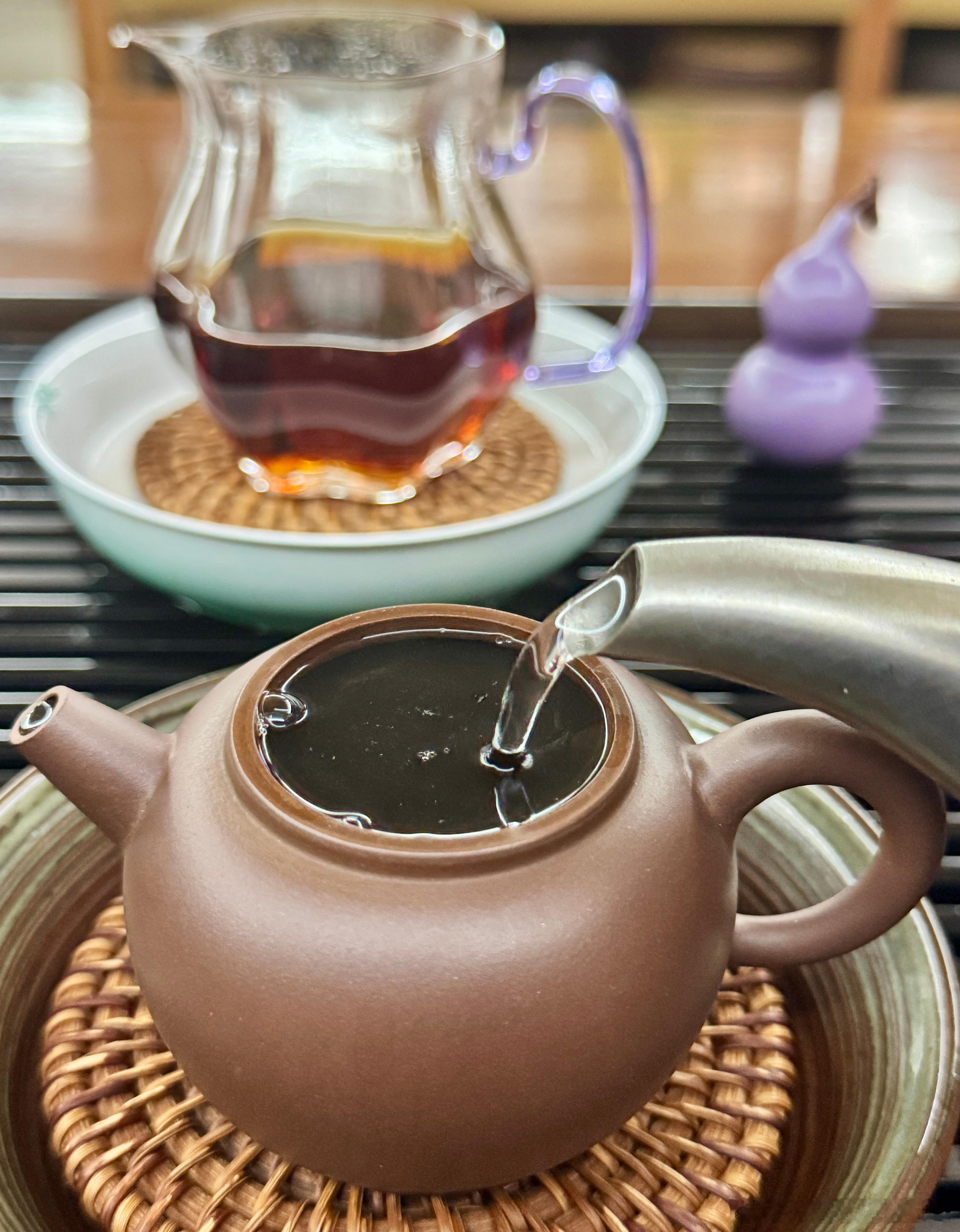 今天真的头痛了，要多喝点茶排毒，晚上喝泡老六堡，还能起到安神的作用。老茶滋味变得