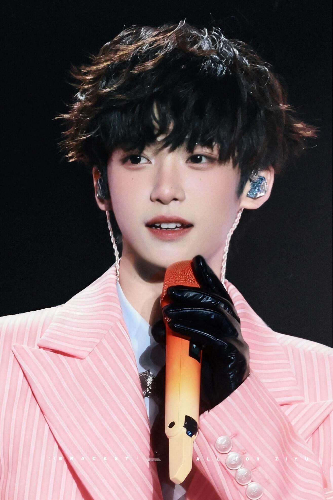 疑似梓渝录音泄露源头都说是ai了，来看粉色西装梓渝，好嫩好像水蜜桃啊，太萌啦！[