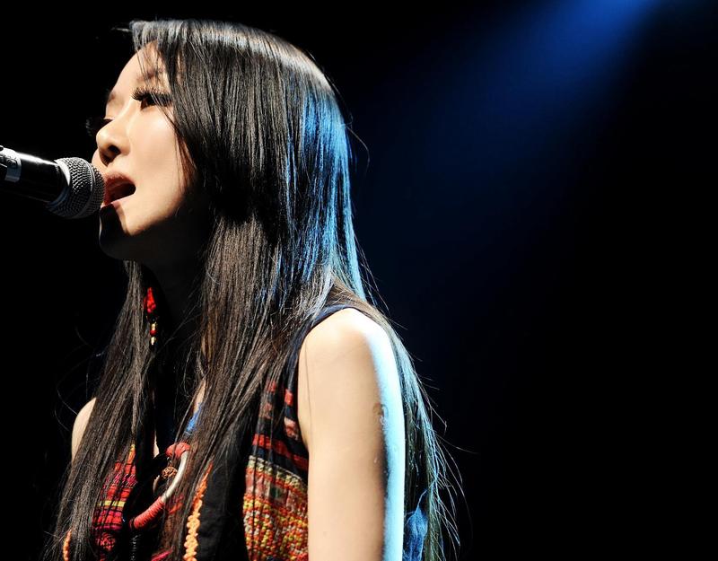 萨顶顶的《左手指月》简直是高音界的传奇！2月15日百度小除夕歌会，她一登台就惊艳