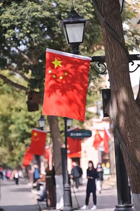 几年前个个店门口挂国旗，现在呢只有少数门口挂国旗，连景区也很少见拿小红旗，不知道