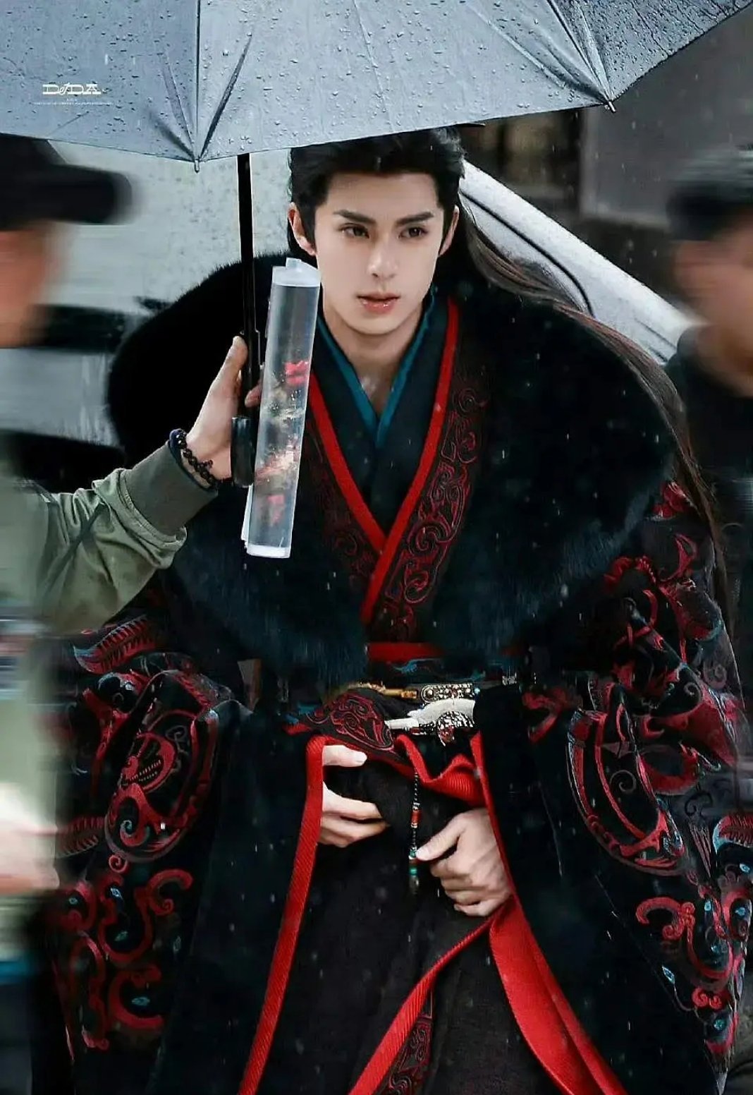 王鹤棣这组路透，氛围感直接拉满，妥妥的古偶男主本人。 