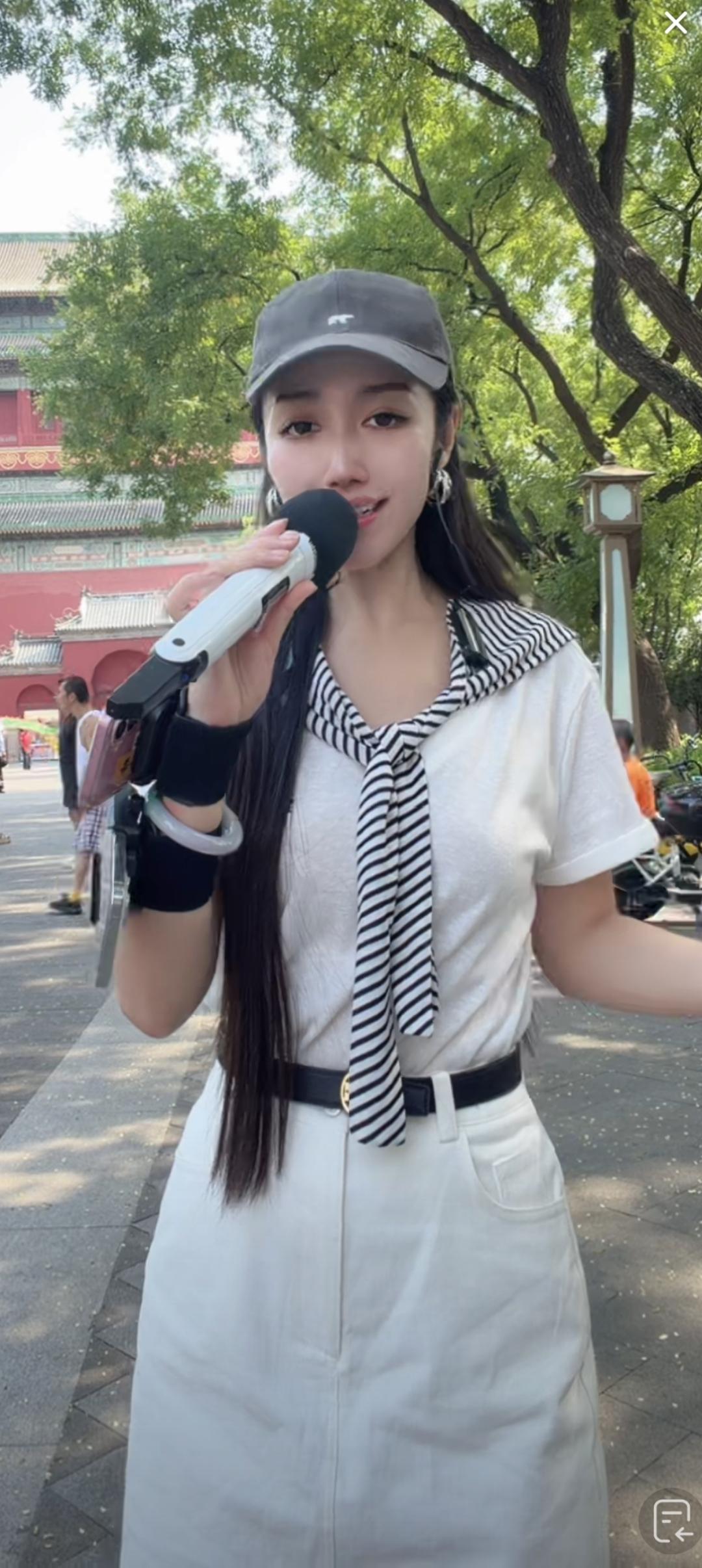 这位小姐姐在户外直播呢。