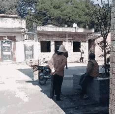 母亲当众下跪哀求，房顶的女儿却无动于衷，这样的画面谁看了不揪心？
       