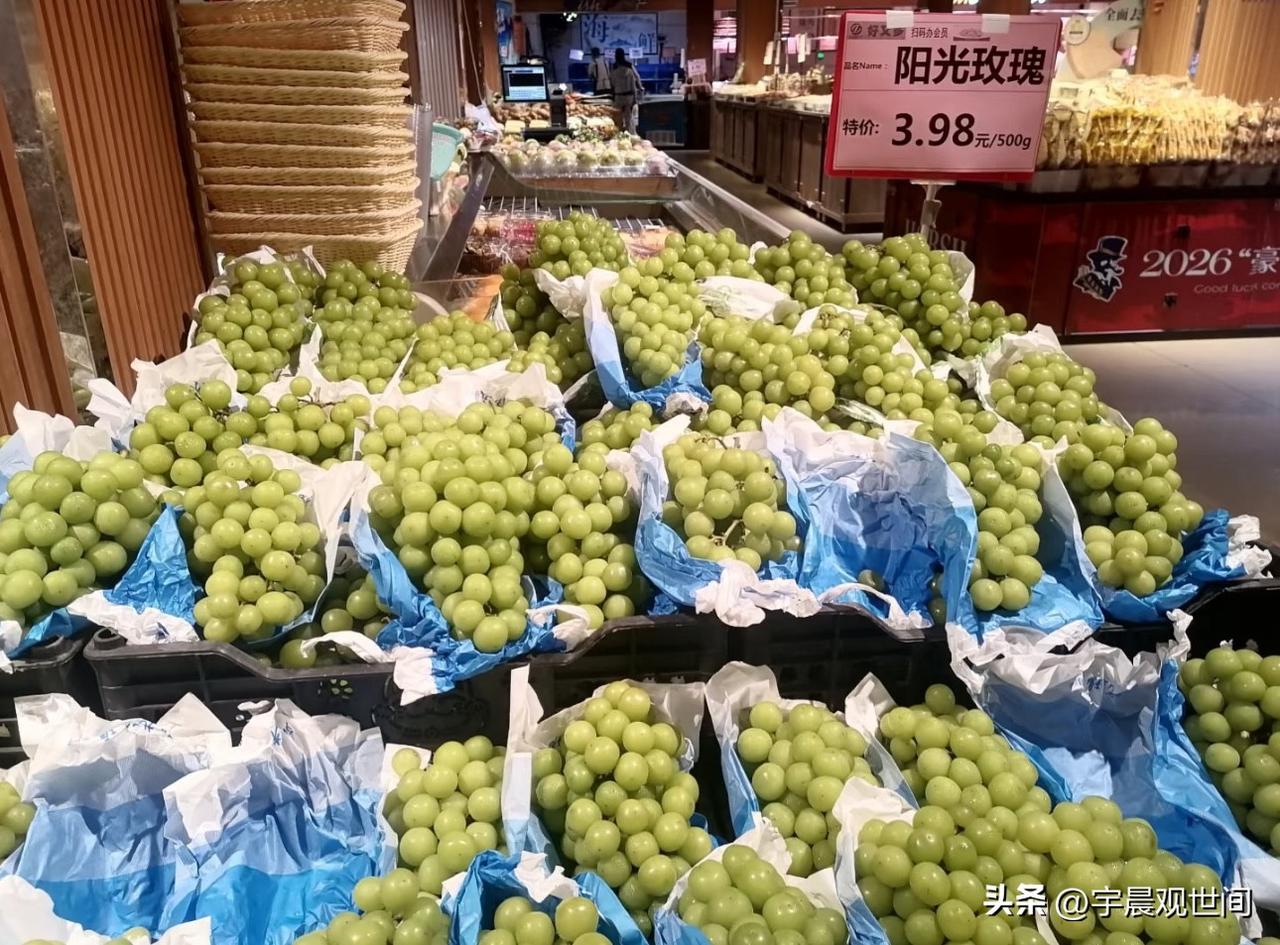 阳光玫瑰葡萄现在白菜价格都没人买了，
今天我去逛超市看到阳光玫瑰好便宜，
但是都