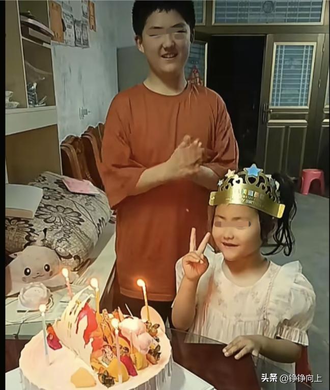 35岁的柳某某与
佩佩家住在一栋楼，
她住2楼，
佩佩家在3楼。

柳某有一双儿