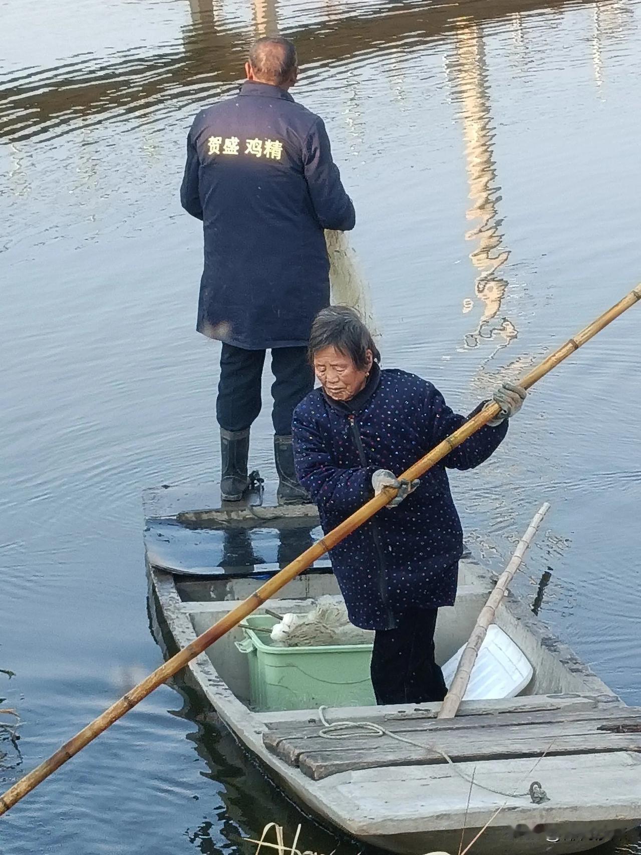 一叶小舟，一对夫妻，一人收网，一人撑船。
     刚刚下网后，使劲地拍打水面，