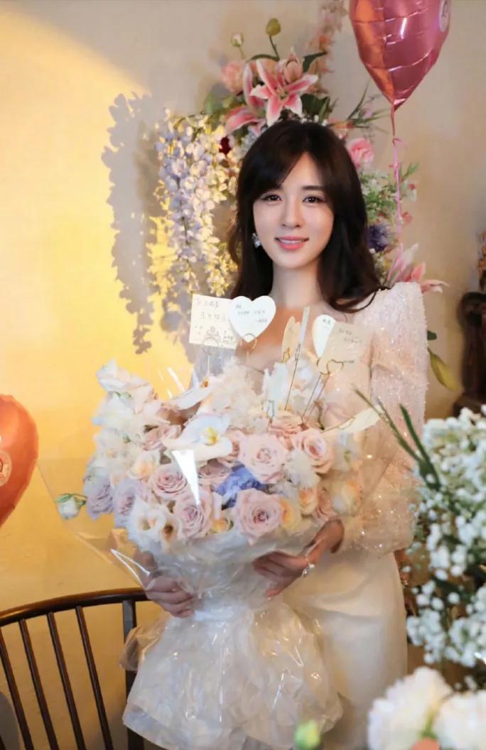 胡歌这辈子最大的“错过”就是没娶她，
他俩拍戏时多配，
郎才女貌
女的那么漂亮，