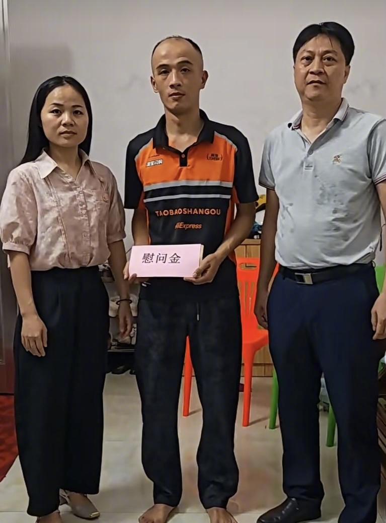 #3岁女童头卡防盗网骑手踹门救人#【湛江外卖员救下头卡防盗网的女童！称手上有6个
