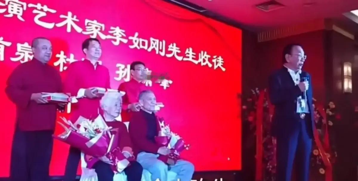 相声界又出热闹事儿！侯耀华这回没去杨老五的收徒现场，反倒出现在师哥李如刚的收徒仪