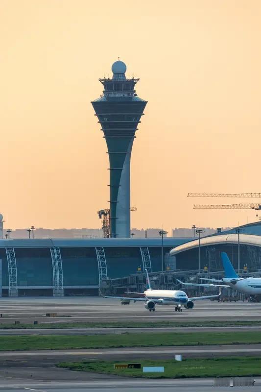 广州白云机场工作人员集体换上汉服 广州白云机场工作人员集体换上汉服，画面绝美！想